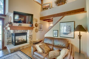 Living Room | Smart TV | Fireplace