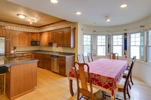 Fully Equipped Kitchen | Dining Area | Central A/C & Heat