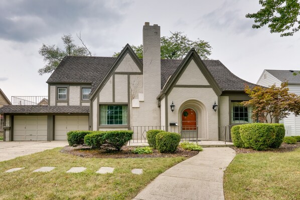 Auburn Vacation Rental | 2BR | 2BA | 2,400 Sq Ft | 2 Small Steps to Enter