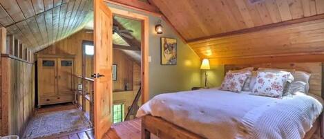 Upstairs bedroom in loft - Queen bed