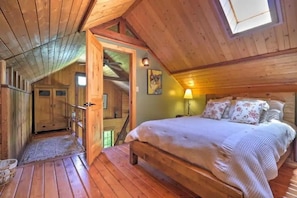 Upstairs bedroom in loft - Queen bed