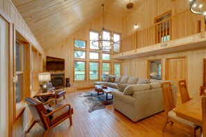 Living Room | Flat-Screen TV | Fireplace | Central Air Conditioning/Heat