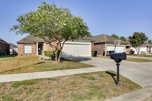 Parking | Driveway (2 Vehicles) | Garage (1 Vehicle)