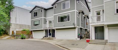 Everett Vacation Rental | 2BR | 2.5BA | Stairs Required | 1,800 Sq Ft