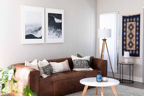 Living room with smart TV and Netflix