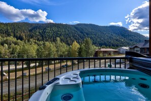 This brand new 4 person hot tub is the perfect spot to enjoy a morning coffee or evening aprés ski/snowboard beverage. 