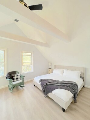Renovated Private Loft w/ King Bed Downtown Beverly Close to Salem!