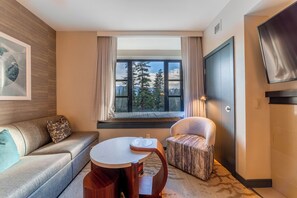 Window nook w/ beautiful views - perfect for reading! Twin futon for extra sleeping space.