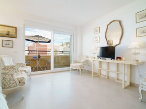 Möbel, Eigentum, Tabelle, Weiss, Spiegel, Bilderrahmen, Interior Design, Holz, Fussboden, Countertop