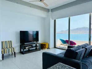 sala de estar con TV