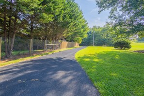 Large and spacious driveway