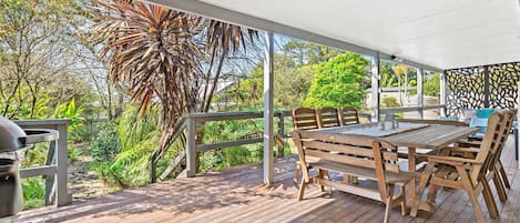 Roomy covered rear deck with outdoor furnishings & bbq