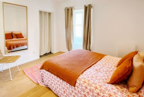Chambre avec dressing et son jardin. Literie haut de gamme made in France.