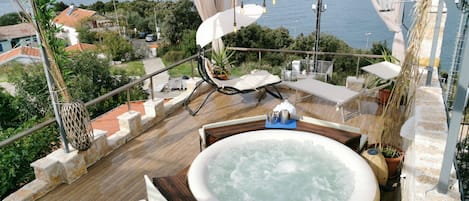 Outdoor spa tub