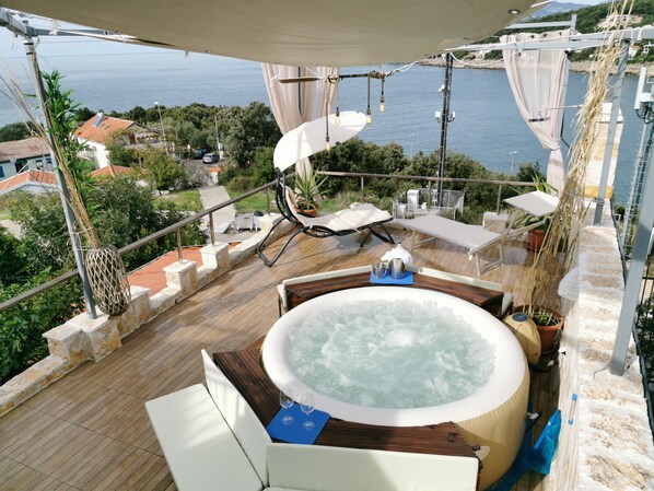 Bañera de hidromasaje al aire libre