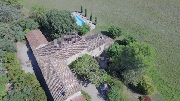 Vue d'ensemble du Mas des Roses et de ses extérieurs