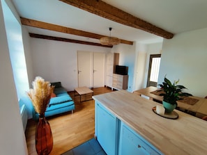 Vue de la cuisine sur le coin salon