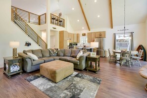 Living Room | Free WiFi | Smart TV w/ Cable