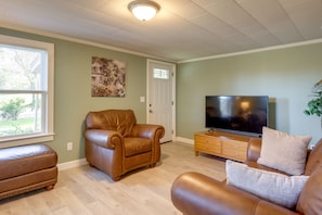 Living Room | Smart TV | Central Air Conditioning