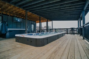 Indoor spa tub