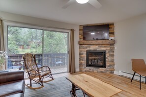 Living Room | Queen Sleeper Sofa | Free WiFi | Gas Fireplace