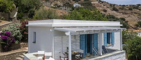 Elegant Andros Beach House | Villa Stenies Aspro | 2 bedrooms | Stunning SeaViews | Piso Gyalia Beach