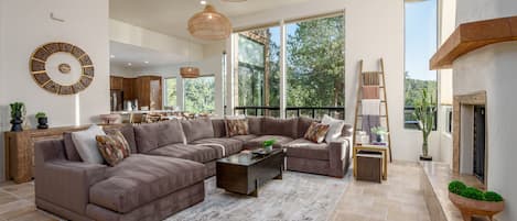 Cozy retreat: Stylish living room in the heart of Sedona