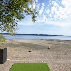 Buoys are set at 84, 135 and the dock is 240 yards. Work that swing!