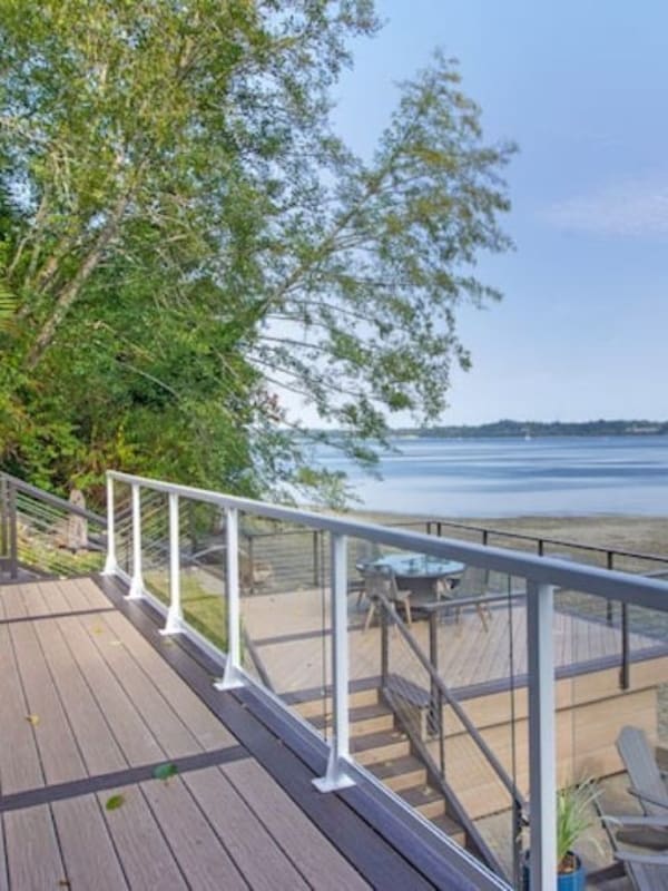 3 terraces for you to enjoy. One with an outdoor dining area for 8.
