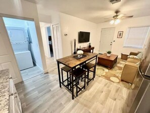 Counter table with 4 Stools