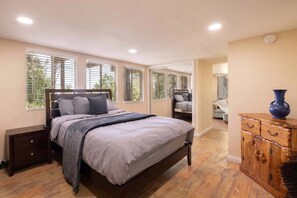Master Suite ·  Queen Size Bed 