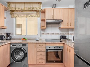 Cabinetry, Countertop, Eigentum, Gebäude, Herd, Küche, Haushaltsgerät, Küchengerät, Holz, Gasherd