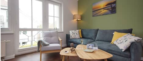 Wohnzimmer mit gemütlicher Couch