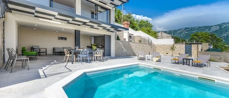 Beautiful house with pool.