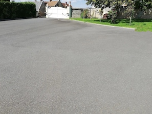 Grand parking fermé