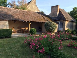 préau avec salon de jardin et barbecue