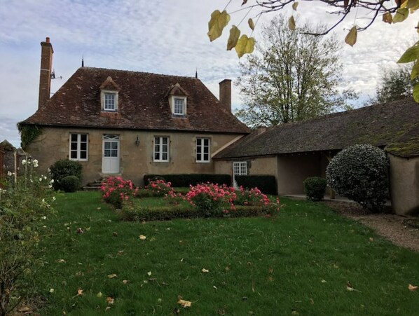 façade sur jardin clos côté rue