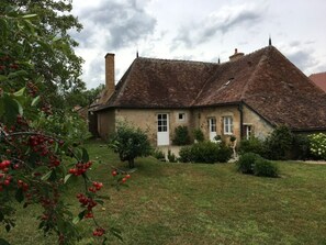 façade arrière sur terrasse et jardin 