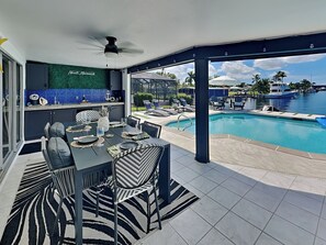 Enjoy Poolside Dining with an Outdoor Kitchen Setup