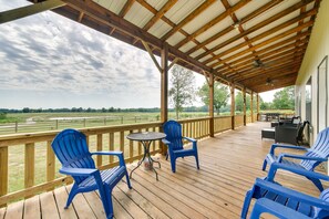 Private Deck | 2-Story House | Self Check-In | 15 Mi to Beavers Bend State Park