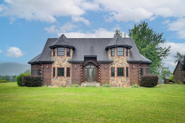 Raphine Vacation Rental | 3BR | 2.5BA | 2,135 Sq Ft | Stairs Required