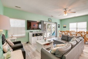 Living Room | Free WiFi | Smart TV