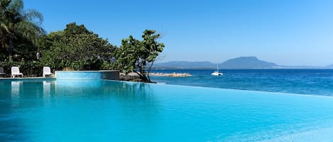 Large cceanfront Infiniti pool
