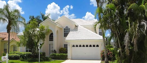 Attractive vacation home in the gated “Crown Point” community in Naples