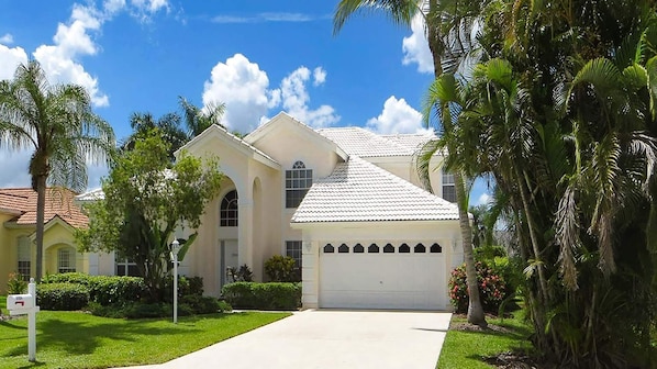 Attractive vacation home in the gated “Crown Point” community in Naples