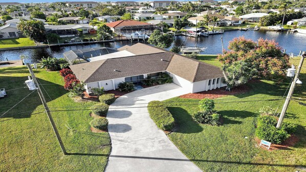 Prime location on a sailboat canal: Villa Belle Paradise