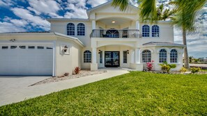 Villa Golden Globe with its majestic entrance hall