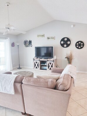 Living Room - Spacious Sitting Area