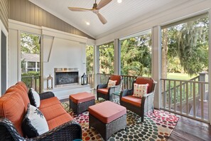 Screened porch with plenty of seating