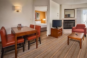Comfortable unit with 1 king size bed and living room
